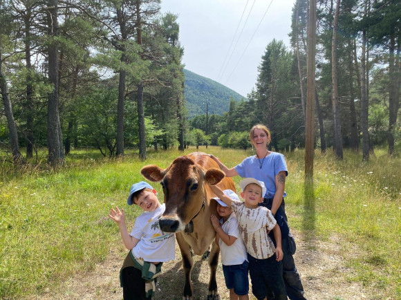 Enfants de 4 5 ans d�couvrant une vache lors de leur premi�re colonie de vacances Odel � La Martre, dans le Var